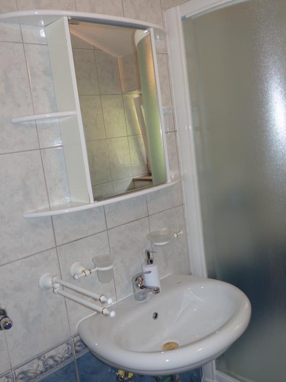 Apartments Viktorija Omisalj Ngoại thất bức ảnh